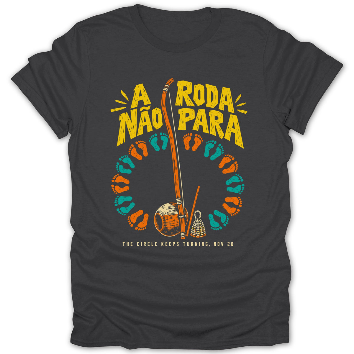 Dark t-shirt with "A Roda Não Para" text, berimbau, and footprints.
